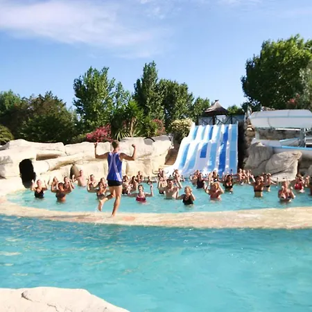 Bungalow De 2 Chambres A Agde A 700 M De La Plage Avec Piscine Partagee Et Jardin Amenage
